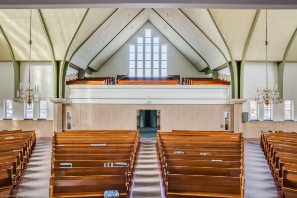 Bij de ingang van de Petrakerk in Urk staat nu een geweldige paneelwand. Extra isolatie, zowel voor geluid als temperatuur.